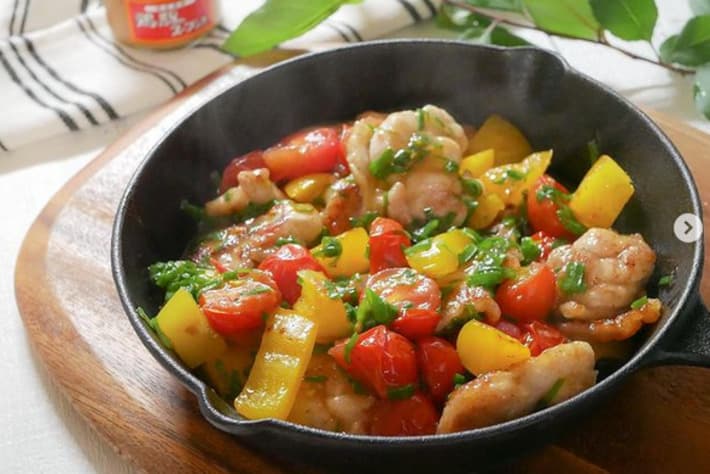 鶏肉とパプリカとトマトのネギ塩炒め
