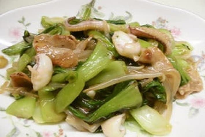 チンゲン菜と豚肉とイカの八宝菜風